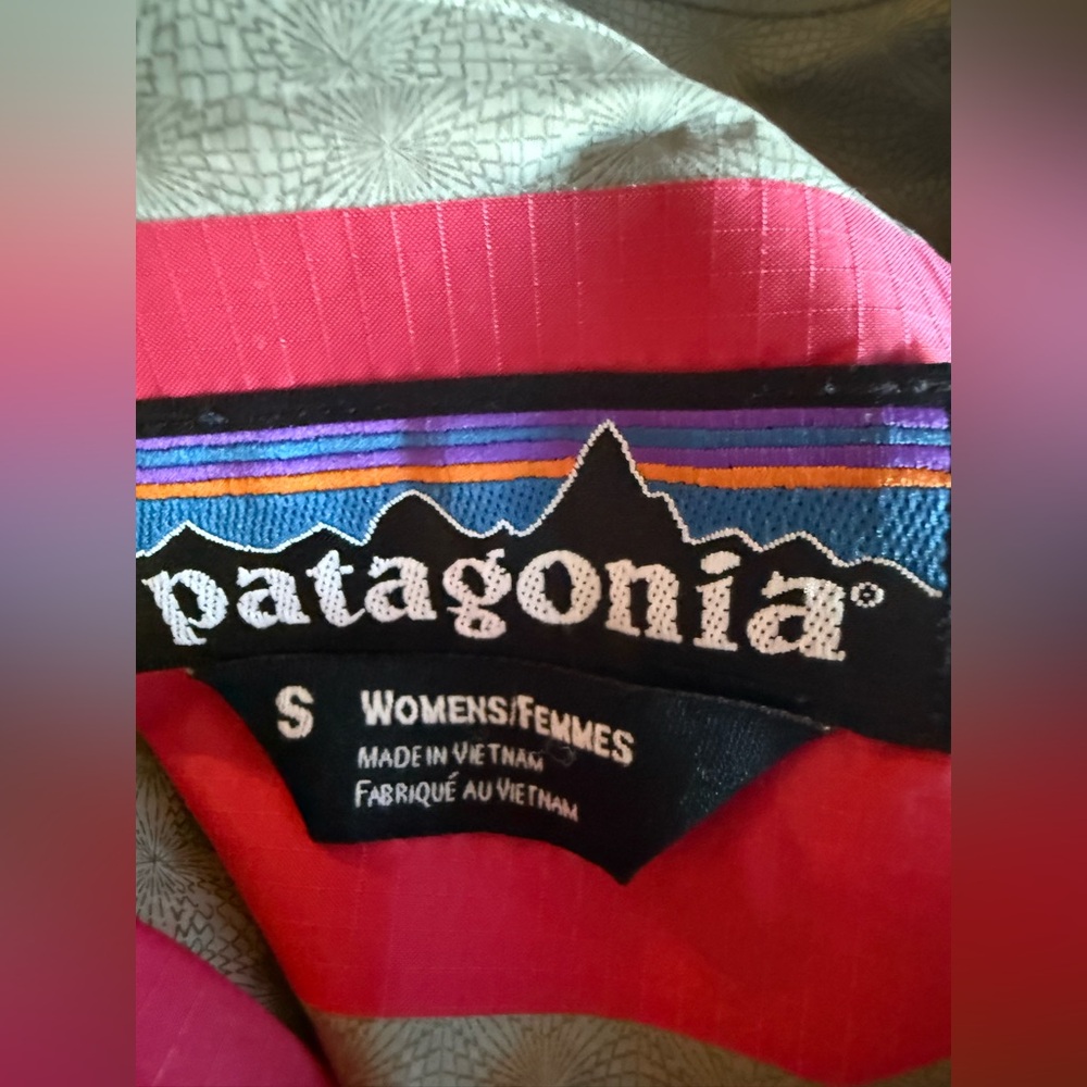Patagonia Women’s Red Hooded Rain Jacket - Picture 4 of 12